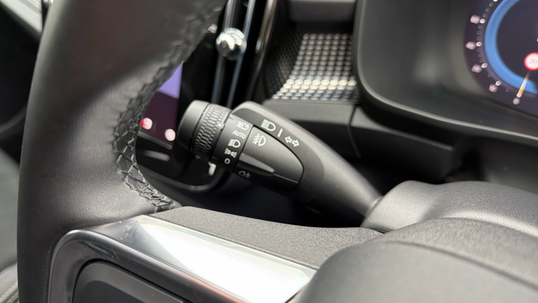 Volvo XC40 2.0 B4P Ultra Dark 5dr Auto Petrol Estate